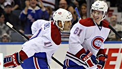 Raphael Diaz (61) f�licite Scott Gomez, qui marque un premier but en plus d'un an.
