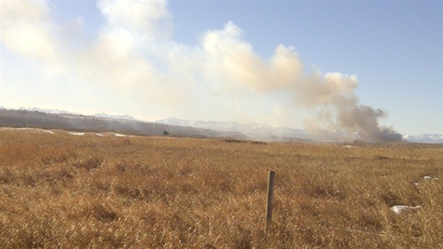 Un feu dans une réserve autochtone a produit de la fumée dense sur le sud de Calgary.