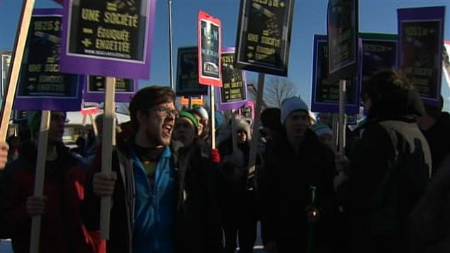 Des étudiants manifestant devant le Centre des congrès, à Victoriaville, où se tient le caucus libéral.