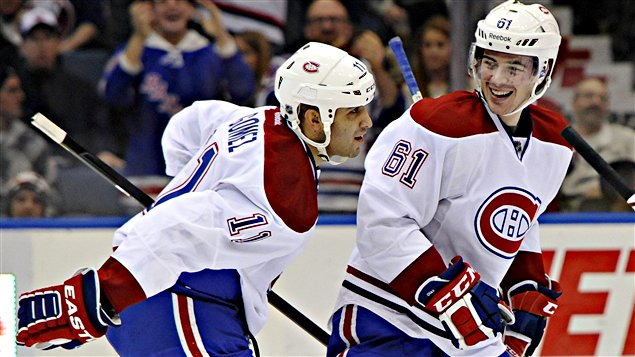 Raphael Diaz (61) félicite Scott Gomez, qui marque un premier but en plus d'un an.