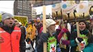Les éducatrices de la CSN marchent dans les rues de Montréal