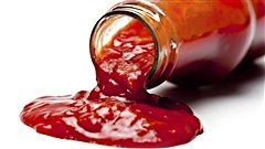 Une bouteille de ketchup se vide de son contenu / � melhi, iStockphoto