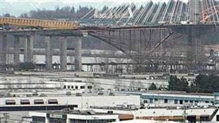 Une grue lâche un morceau du pont Port Mann dans le fleuve Fraser