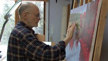 Ralph Robert Carmichael peint toujours dans sa résidence d'Echo Bay dans le Nord de l'Ontario