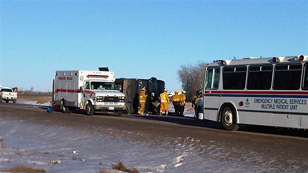 Un autobus de la compagnie Red Arrow s'est renversé vendredi après-midi sur l'autoroute 28 près de Redwater, en Alberta.