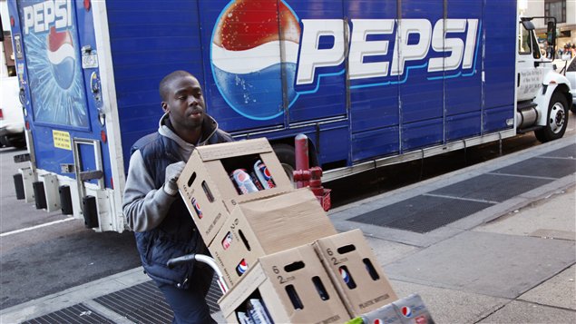 Un jeune livreur de produits Pepsi