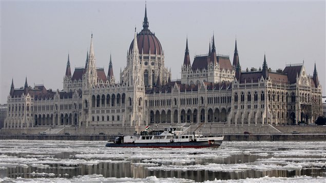 Un brise-glace à l'oeuvre sur le Danube à Budapest