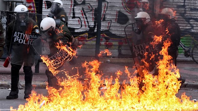 Une bombe de pétrole a explosé près de policiers pendant les affrontements de vendredi.