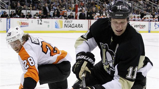 Jordan Staal bataille avec Claude Giroux