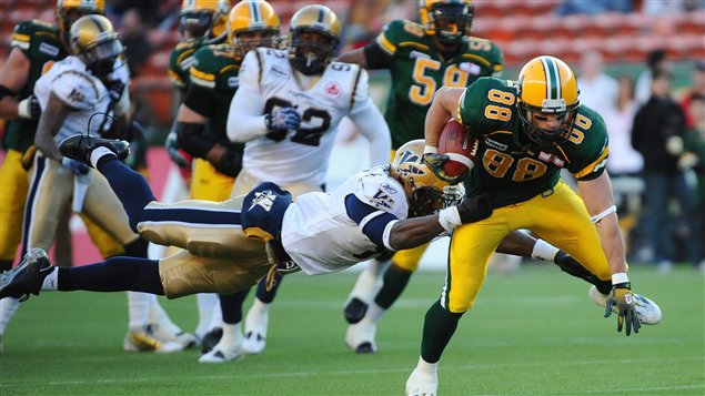 Le vétéran receveur des Eskimos d'Edmonton, Andrew Nowacki (droite) lors d'un match contre les Blue Bombers de Winnipeg le 15 octobre dernier.