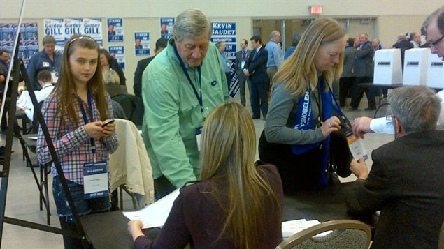 L'ancien premier ministre de l'Ontario, Mike Harris, a participé au processus de votation.
