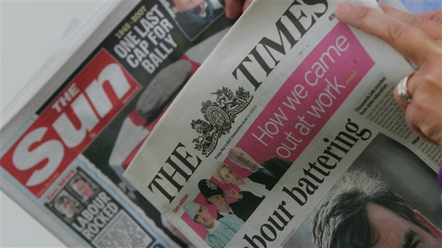 Cinq journalistes du quotidien The Sun ont été arrêtés en marge du scandale des écoutes téléphoniques.