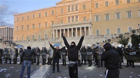 Des manifestants devant le parlement grec à Athènes