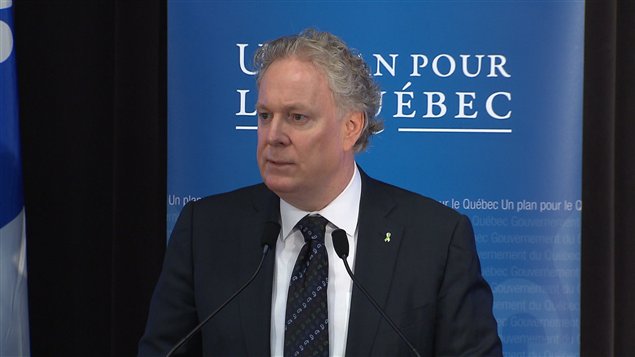Le premier ministre Jean Charest lors d'une conférence de presse contre l'intimidation en milieu scolaire