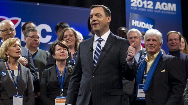 Le chef Tim Hudak et des membres au congrès du Parti progressiste-conservateur de l'Ontario (11 février 2012)
