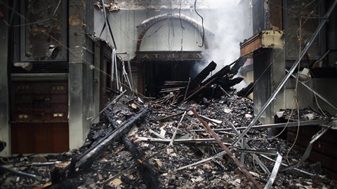 Un édifice incendié à Athènes