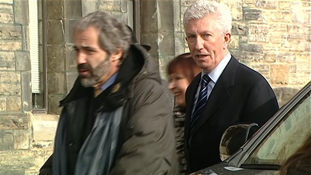 Gilles Duceppe à son arrivée au parlement en compagnie de Me François Gendron et de sa conjointe, Yolande Brunelle.