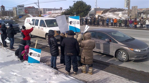 Les éducatrices manifestent présentement non loin dans Galeries d'Aylmer, à Gatineau.