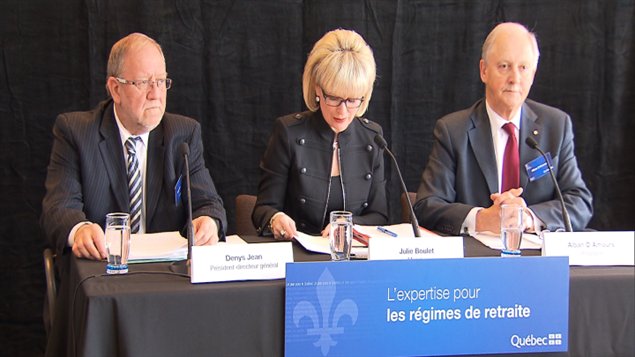 Le PDG de la Régie des rentes, Denys Jean, la ministre Julie Boulet et le président du comité, Alban D'Amours
