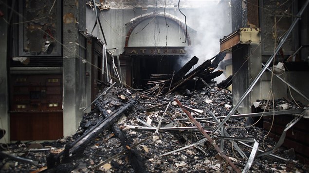 Un édifice incendié à Athènes