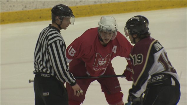 Un match entre les Redmen de McGill et les Stingers de Concordia