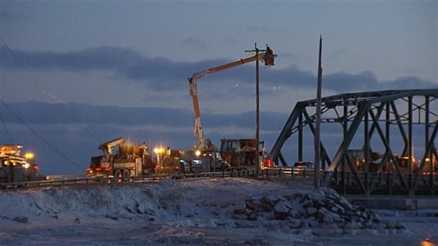 Les équipes d'Hydro-Québec s'affairent à rétablir le courant pour les quelque 2500 clients sans électricité depuis la nuit de samedi à dimanche.