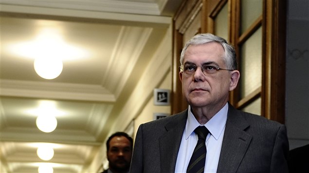 Le premier ministre grec Lucas Papademos arrive à une réunion à Athènes mardi.