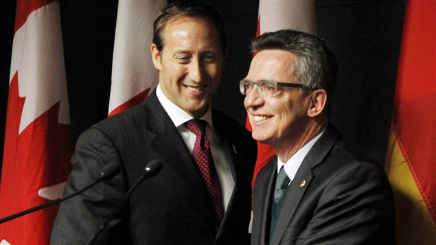 Peter MacKay et son homologue allemand, Thomas de Maizière