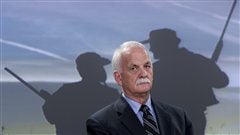 Le ministre Vic Toews lors de son point de presse