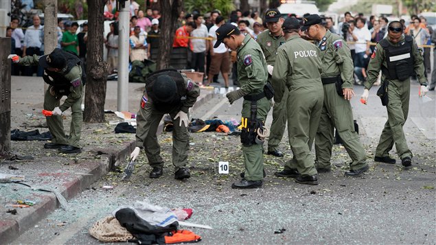 Des policiers thaïlandais inspectent l'endroit où deux explosions se sont produites mardi.