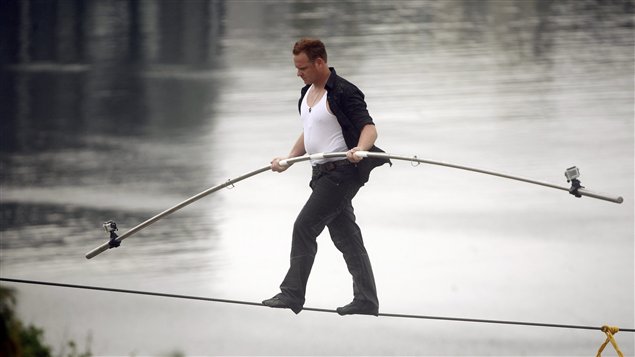 Le funambule Nik Wallenda suspendu à 100 pieds au-dessus du sol entre deux tours à Porto Rico en juin 2011