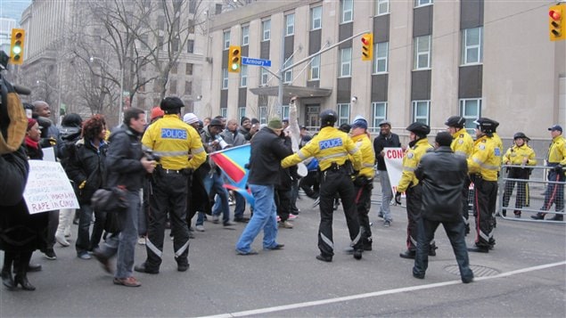 Les policiers ont dû rétablir l'ordre parmi les manifestants, devant le consulat américain à Toronto (16 février 2012)