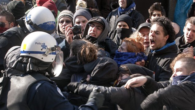 Affrontements entre la police et des étudiants à Montréal.