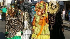 Des femmes portant des costume de Touloulou