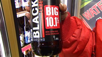 Une cliente montre une bouteille de Big 10