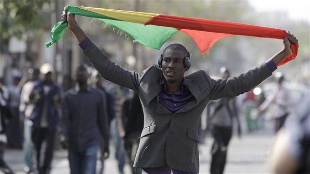 Un opposant sénégalais dans les rues de Dakar.