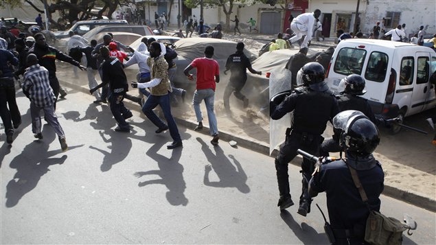 Affrontements entre la police et des manifestants anti-Wade à Dakar.