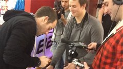 Chuck de Simple Plan signe le b�ton mis � l'encan
