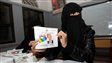 Une Y�m�nite pr�sente le bulletin de vote ne proposant qu'un seul candidat pour remplacer le pr�sident sortant Ali Abdallah Saleh.