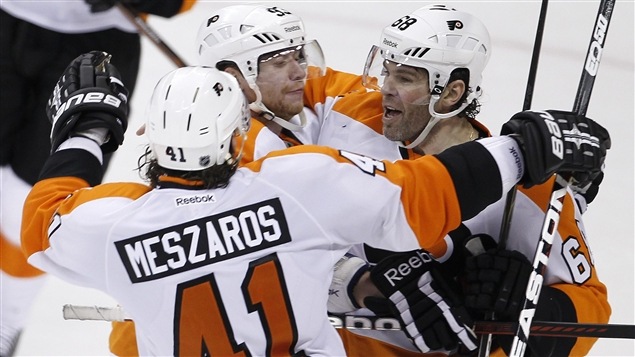Jaromir Jagr félicité par ses coéquipiers