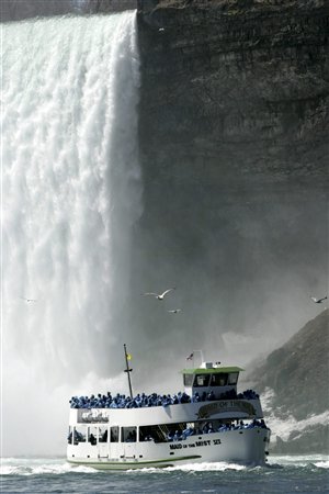 Un bateau touristique Maid of the Mist