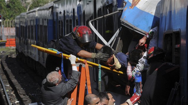 Des secouristes tentent d'extirper des victimes de s wagons accidentés.