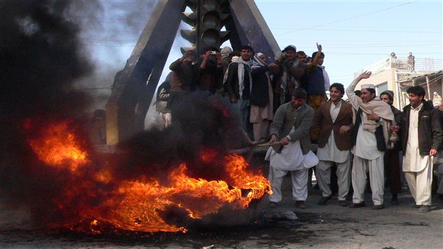 Des manifestants afghans brûlent une effigie de Barack Obama en scandant des slogans anti-américains à Jalalabad, le 22 février 2012.