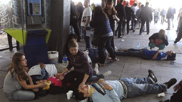 Des passagers blessés sont allongés sur le quai en attendant d'être évacués.