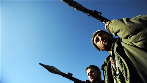 Des membres de l'Armée syrienne libre (ASL), qui regroupe les soldats déserteurs, prennent position dans la province d'Idlib.