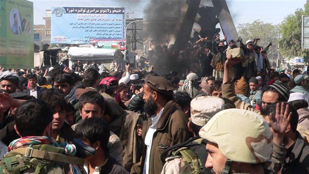 Manifestation anti-américaine visant à protester contre l'autodafé d'exemplaires du Coran à Jalalabad, dans l'est de l'Afghanistan, le 22 février 2012.