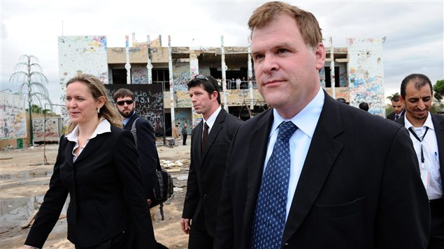L'ambassadrice Sandra McCardell accompagnait le ministre canadien des Affaires étrangères John Baird lors de son passage à Tripoli en octobre 2011.