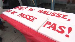 Les étudiants sont arrivés devant les bureaux devant la ministre Beauchamp avec un immense gâteau lui adressant un message.