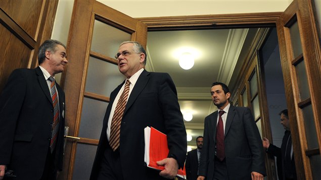 Le premier ministre grec Lucas Papademos se rend à une réunion du Parlement, le 24 février 2012.
