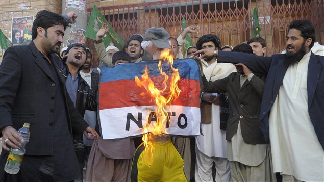 Des militants brûlent une effigie de l'OTAN à Quetta, au Pakistan, près de la frontière avec l'Afghanistan (25 février 2012).
